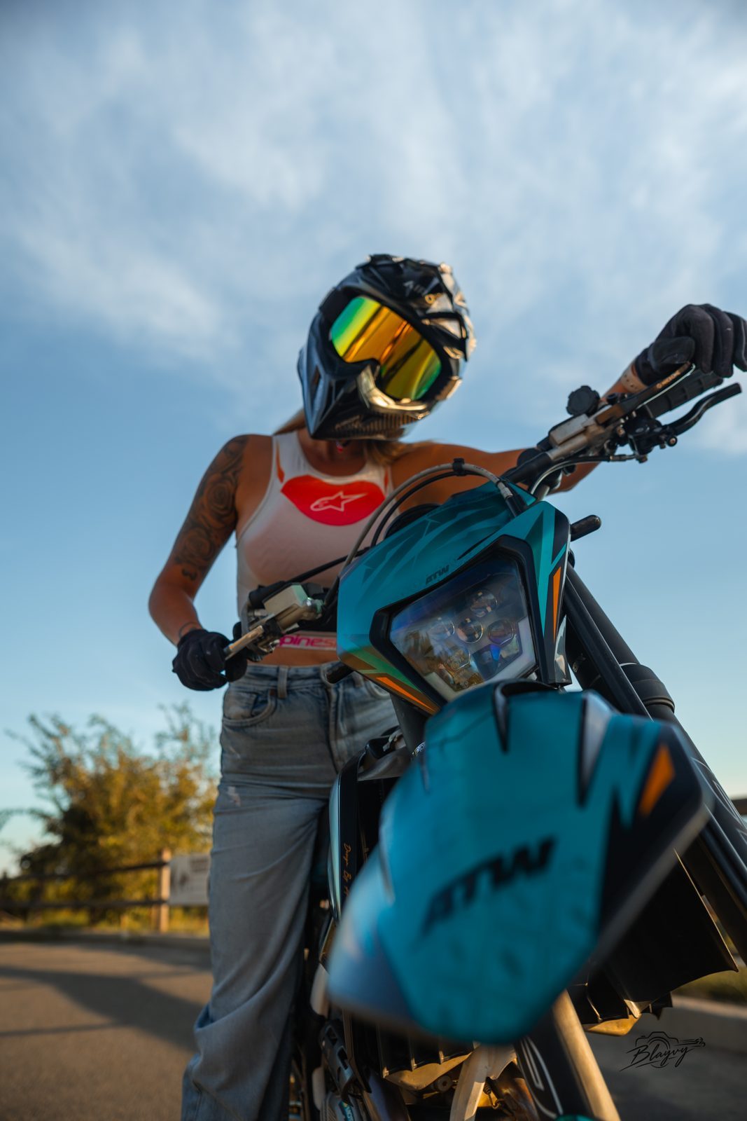 Contre-plongée sur la moto, ciel bleu